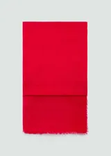 Fular rectangular rojo de tejido mezcla de lino con terminaciones deshilachadas.