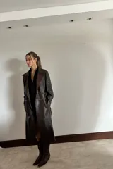 Trench de cuero ovino color chocolate con detalles en pasamanería de cueros en tonos tierra. Tiene lazos en mangas y espalda para entallar.