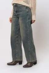 Pantalón de jean de tiro medio con pierna ancha y lavado gastado.