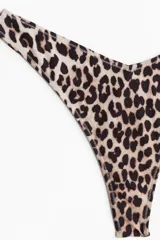 Vedetina tipo colaless con cintura en V y tiro bajo, con estampado de leopardo.