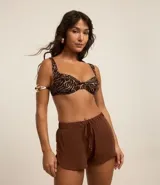 Short blanco de salida de playa con cintura elastizada ajustable con cordón.