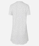 Camisón corto de viscosa color blanco con estampado de lunares negros, mangas cortas, escote en V, abotonado delantero y ribetes en contraste.