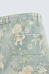 Bermuda de algodón celeste con estampado floral, corte relaxed fit, cinco bolsillos, tira y bolsillo multifunción en la pierna, cierre frontal con cremallera y botón.