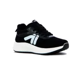 Championes de running para hombre, color negro con suela blanca gruesa y logo lateral en forma de '7' estilizado en color celeste claro.