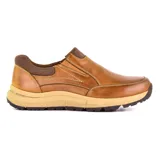Zapato casual Hi-Tec Bedale color marrón, tipo mocasín, con elásticos laterales y suela gruesa.