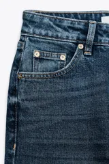 Jeans de tiro alto con cinco bolsillos, efecto lavado y pernera recta.