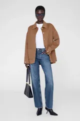 Pantalón de jean azul de corte recto, tiro alto y largo hasta el tobillo.