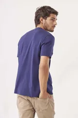 Remera azul con bolsillo en el pecho.