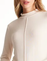 Polera beige de tejido de hilado fino, marca Tahari, con cuello mock y pespunte central en la parte delantera.