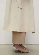 Pantalón de jean color beige, corte culotte, tiro alto y bajo deshilachado.