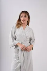Bata de algodón gris melange con mangas intermedias y cinturón ajustable.