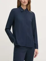 Camisa azul marino de viscosa, corte amplio, cuello francés y cartera oculta.