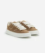 Championes de skate color marrón, confeccionados en material sintético con cordones anchos blancos, suela alta blanca y detalles contrastantes en los laterales.