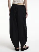 Pantalón negro estilo balloon con bolsillos delanteros y cintura elastizada.