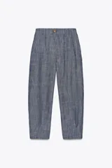 Pantalón jogger azul de lino con tiro alto, cintura elástica en la espalda, bolsillos delanteros y traseros, y cierre frontal con cremallera y botón.