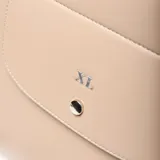 Cartera estructurada mediana color hueso, confeccionada en símil cuero (PU). Posee doble manija fija y correa larga regulable y desmontable. Cuenta con solapa frontal con botón imantado y cierre superior de cremallera metálica.