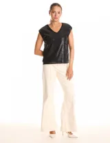 Blusa de lentejuelas color gris, marca Ninety, con escote en V y forro interno a tono. Sin mangas.