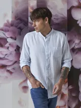 Camisa blanca de lino y algodón con cuello mao y manga larga.
