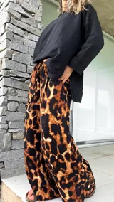Pantalón palazzo de tiro alto con estampado de leopardo en tonos marrón y negro.