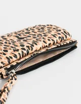 Billetera tipo sobre color negro de cuerina con cierre superior y bolsillo frontal con broche y botón.