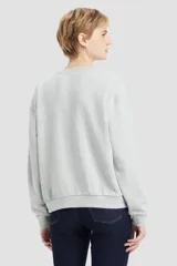 Buzo gris de algodón y poliéster con logo Levi's Batwing estampado en rojo en el pecho.