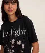 Remera negra de algodón con cuello redondo y manga corta. Presenta un estampado gráfico de la saga 'Twilight' con varios personajes y el texto 'I dream about being with you forever'.
