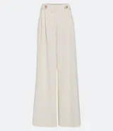 Pantalón pantalona color blanco, de crepé, con cintura mediana, botón y pliegues delanteros.