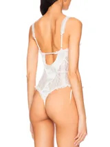 Body de encaje blanco con detalles en rosa, breteles finos y lazos laterales.