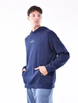 Buzo hoodie azul marino con bolsillo tipo canguro y logo estampado en el pecho y en el pantalón.