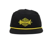 Gorro negro de cinco paneles con visera plana, logo de Independent bordado en amarillo en el frente y cordón amarillo sobre la visera.