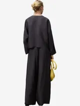 Sobrecamisa gris de lino y viscosa con cuello caja, manga japonesa, botonadura frontal y bolsillos de tapeta con botón.