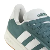 Championes Adidas Grand Court Alpha color verde azulado con las tres tiras blancas, capellada de cuero sintético y suela de caucho color caramelo.