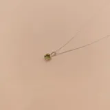 Conjunto de plata 925 con dije de peridoto verde claro facetado, engarzado en cuatro puntas. Incluye cadena de eslabones finos.