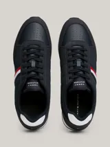 Zapatillas Tommy Hilfiger de estilo running, color azul marino con detalles en blanco y rojo. Confeccionadas en poliuretano y poliéster, con suela de EVA y logo de la marca en el lateral y el talón.