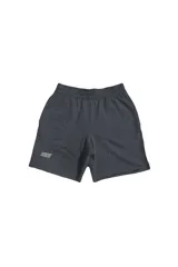 Short deportivo gris con cintura elástica y logo bordado en rojo en la pierna izquierda.