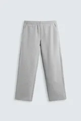 Pantalón jogger gris de corte recto, confeccionado en tejido de algodón compacto con interior en rizo. Tiene cintura elástica ajustable con cordón interior, bolsillos frontales y bolsillo de doble vivo en la espalda.