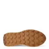 Zapatillas deportivas negras con detalles en gamuza y suela marrón.