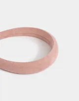 Vincha rígida color rosa claro, forrada en terciopelo.