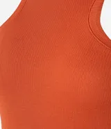 Body color ladrillo, de rib con textura acanalada, cuello alto, sin mangas y corte cavado.