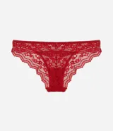 Conjunto de lencería blanco de encaje floral, compuesto por un corpiño con aro y una bombacha tipo bikini.