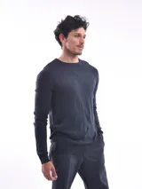 Sweater negro de punto con cuello redondo y mangas largas.