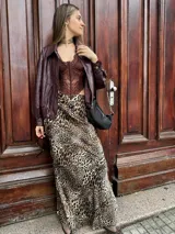Falda larga de seda con estampado animal print.