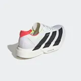 Championes de running Adidas Adizero Adios Pro 4, color blanco con detalles en negro, amarillo y rojo.