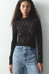 Camiseta negra de encaje con cuello alto y mangas largas.