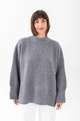 Sweater rojo de tejido de punto con cuello redondo y mangas largas holgadas.