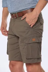 Bermuda cargo color caqui confeccionada en 98% algodón y 2% spandex.