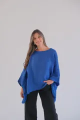 Blusa azul de lino, de corte holgado y mangas 3/4.