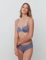 Panty alto a la cadera en color gris, confeccionado en lycra y encaje, de la marca Montelle.