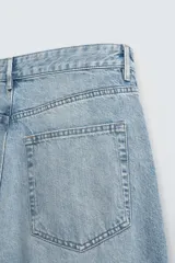Pantalón de jean gris oscuro, de corte holgado y amplio en toda la pierna. Tiro medio y tejido rígido.
