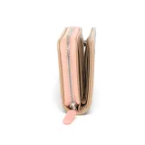 Billetera rectangular de símil cuero color marrón oscuro con borde color beige y cierre perimetral. Tiene el logo de la marca en letras doradas en el frente y un tirador de cierre color rosa.